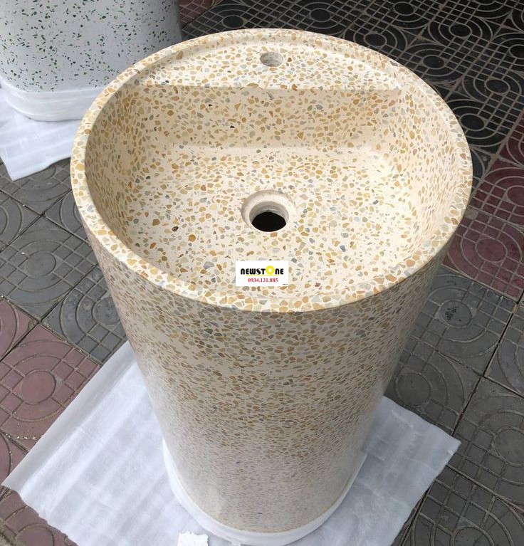 trụ vàng chấm bi